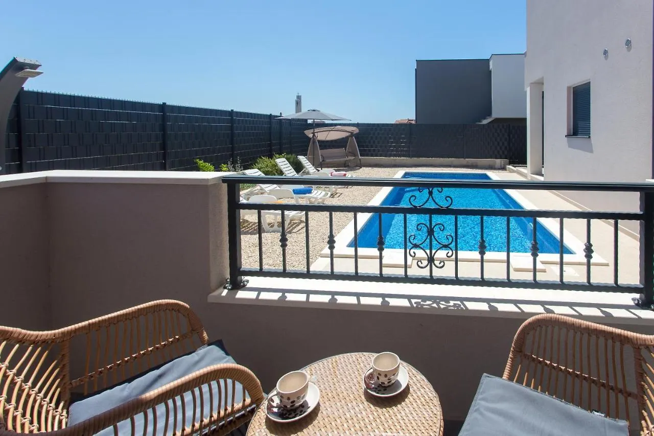 Modern Apartment With Swimming Pool Kastela