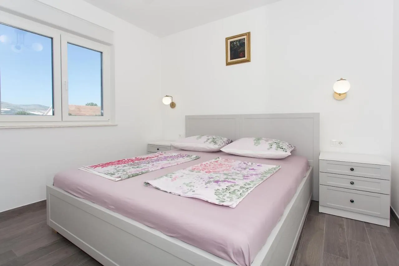 Modern Apartment With Swimming Pool Kastela