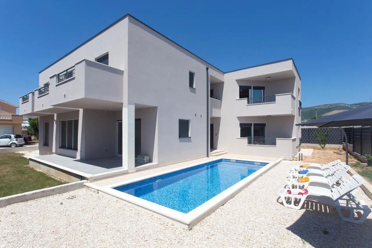 Modern Apartment With Swimming Pool Kastela