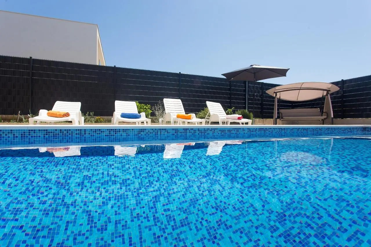 Modern Apartment With Swimming Pool Kastela